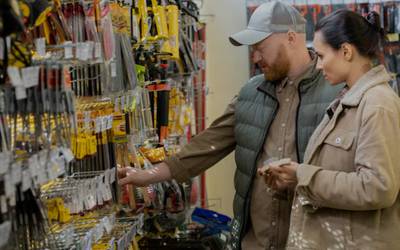 tips hemat belanja bahan bangunan ilustrasi keluarga belanja